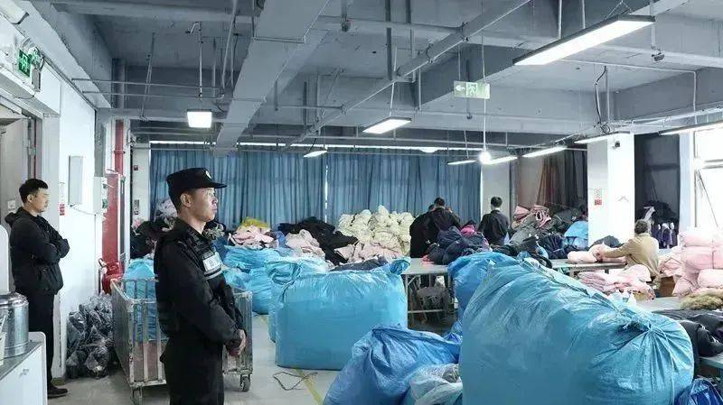 羽绒服爆大雷!3000多元买的羽绒服拆开全是飞丝!许多网友剪开了自己的衣服……