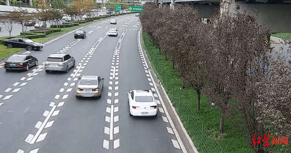 成都三环主路惊现小轿车跨过隔离带掉头,原来是司机酒驾走错路……