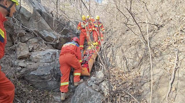 北京几名驴友相约爬山,六旬阿姨被巨石砸中!消防出动救援