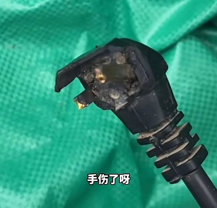 手被烧熟！金手镯被烧熔！女子给电动车充电，不慎碰到充电口受伤